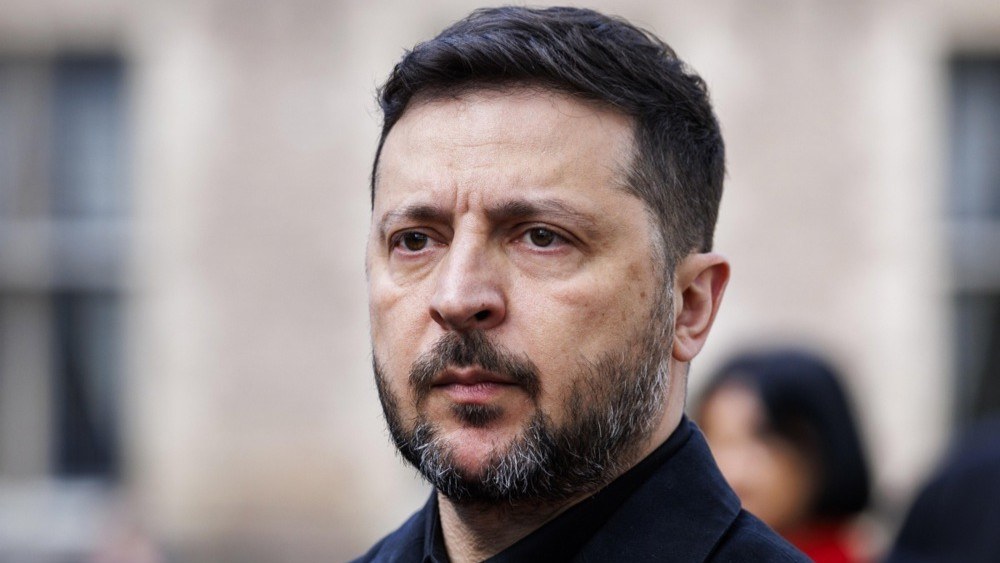 Володимир Зеленський під час звернення на тлі державної символіки