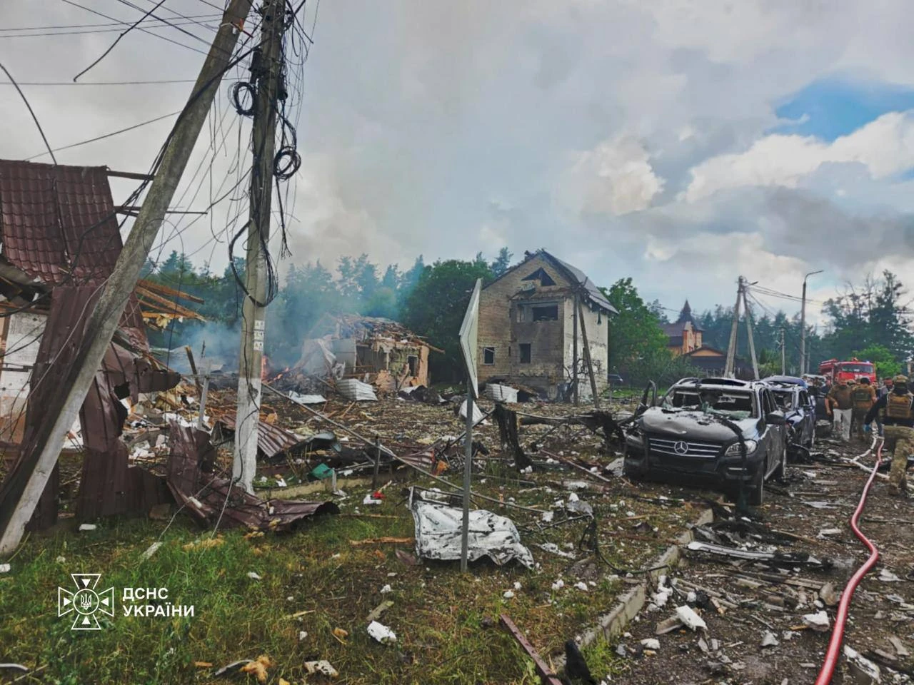 Пошкоджені приватні будинки та автомобілі в Бучанському районі після балістичного удару 24 липня 2026 року