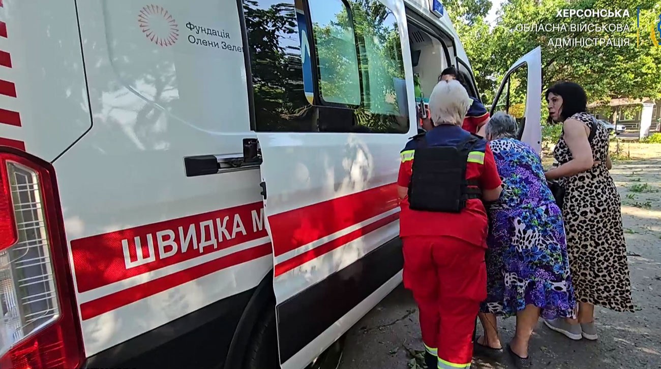 Рятувальники ДСНС ліквідовують наслідки ракетного удару в Одеській області