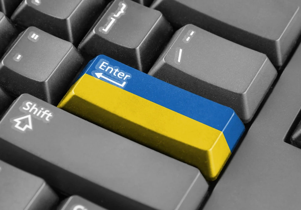Урок у першому класі київського ліцею з мультфільмом на екрані