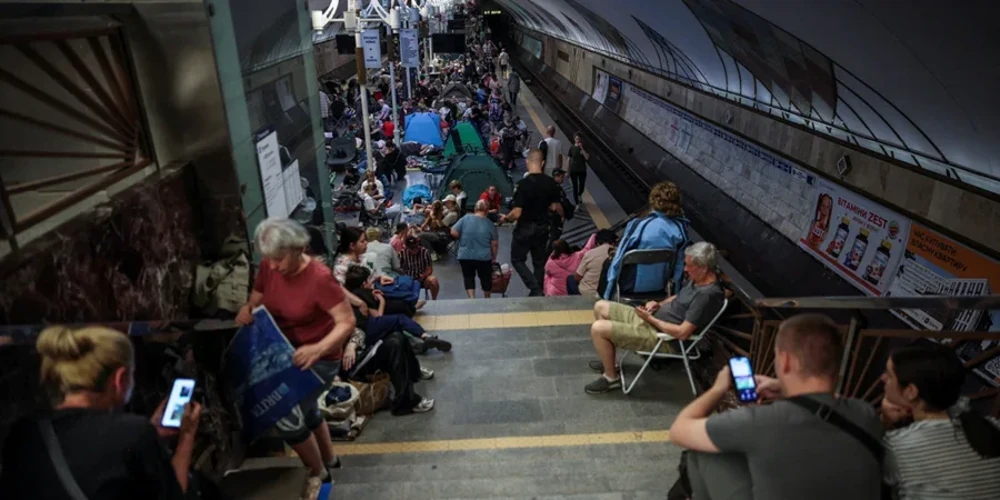 Нічне місто під час оголошеної повітряної тривоги