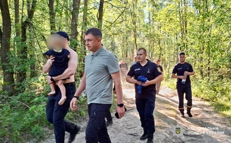 Рятувальники та поліціянти обстежують лісовий масив під час пошуку зниклого хлопчика на Житомирщині