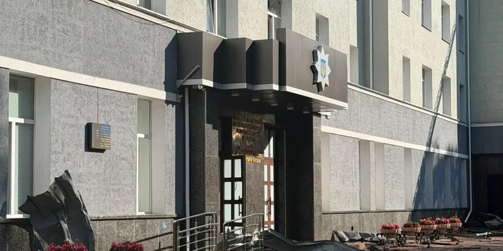 Будівля обласного управління Національної поліції у Житомирській області після удару та фото загиблих працівників поліції