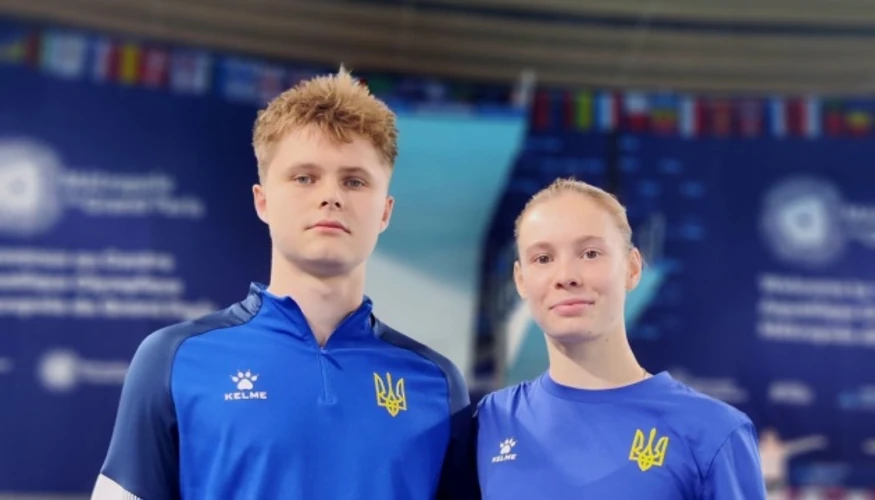 Український стрибун у воду Кірілл Болюх виконує стрибок з 3-метрового трампліна на чемпіонаті Європи-2026 в Парижі