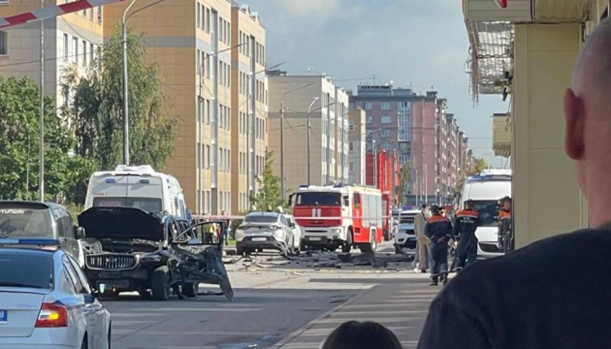 Пошкоджений автомобіль на Колпінському шосе в районі Шушари після вибуху