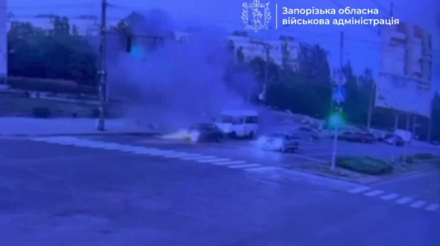 Скриншот із відео Запорізької ОВА з місця атаки дрона на маршрутне таксі у Запоріжжі