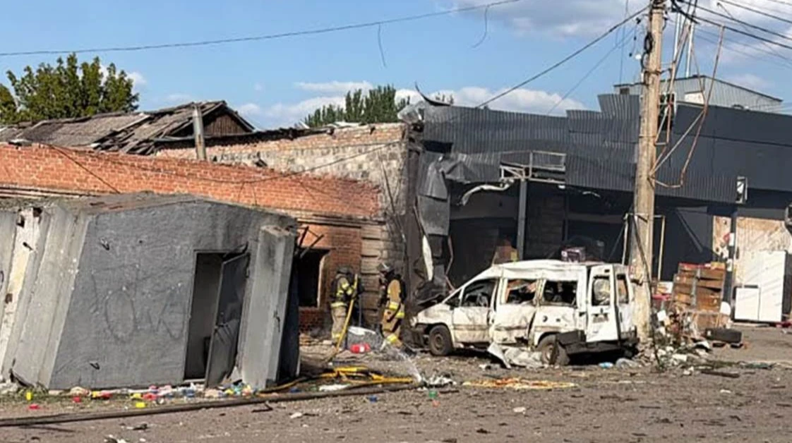 Пошкоджене приміщення третього відділення «Нової пошти» в центрі Краматорська після удару БпЛА 16 серпня 2026 року