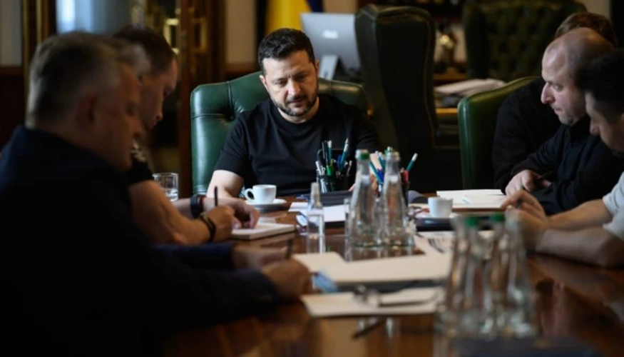 Президент Володимир Зеленський під час телефонної розмови (за матеріалами Офісу Президента України)