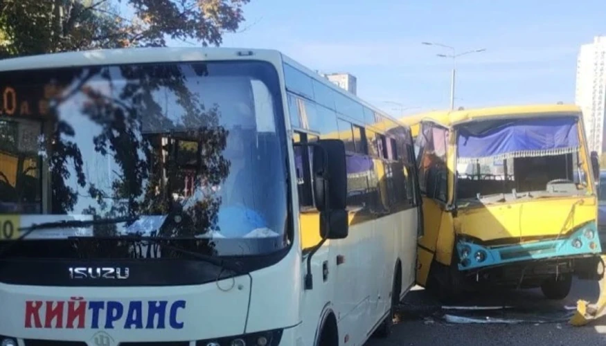 Поліція Києва підтвердила ДТП з двома маршрутками на Симиренка